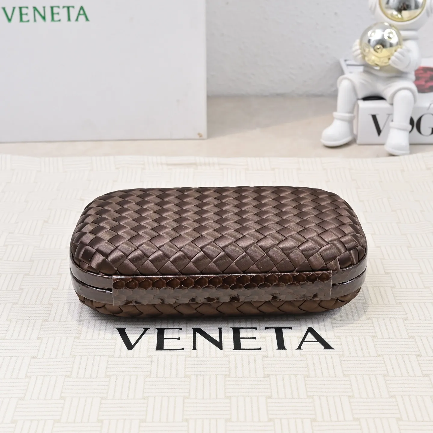 Batch 1460 #BV Knot woven evening bag series ~ Each bag reveals exquisite elegance💫Iconic classic silk weaving➕snake skin trimming with knot buckle, soft and delicate feel. The design is small and exquisite, low-key without logo, elegant and elegant. Paired with evening dress or cheongsam, it has the atmosphere of a famous and wealthy lady. Full of aura and invincible texture💃 Model: 7622 Dimensions: 20x12x5.5